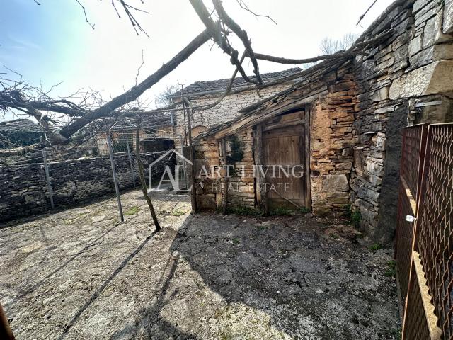 Istria, Grožnjan, surroundings - autochthonous Istrian stone house with 60,000 m2 of land