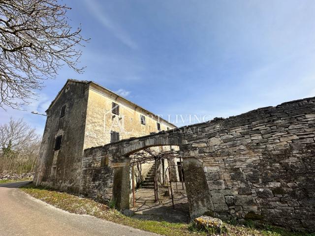 Istria, Grožnjan, surroundings - autochthonous Istrian stone house with 60,000 m2 of land