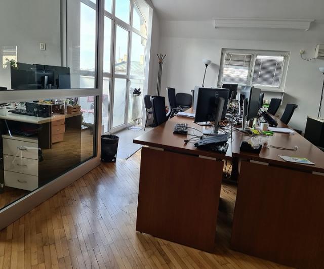 STARI GRAD TRG REPUBLIKE 160m2 , 1850e