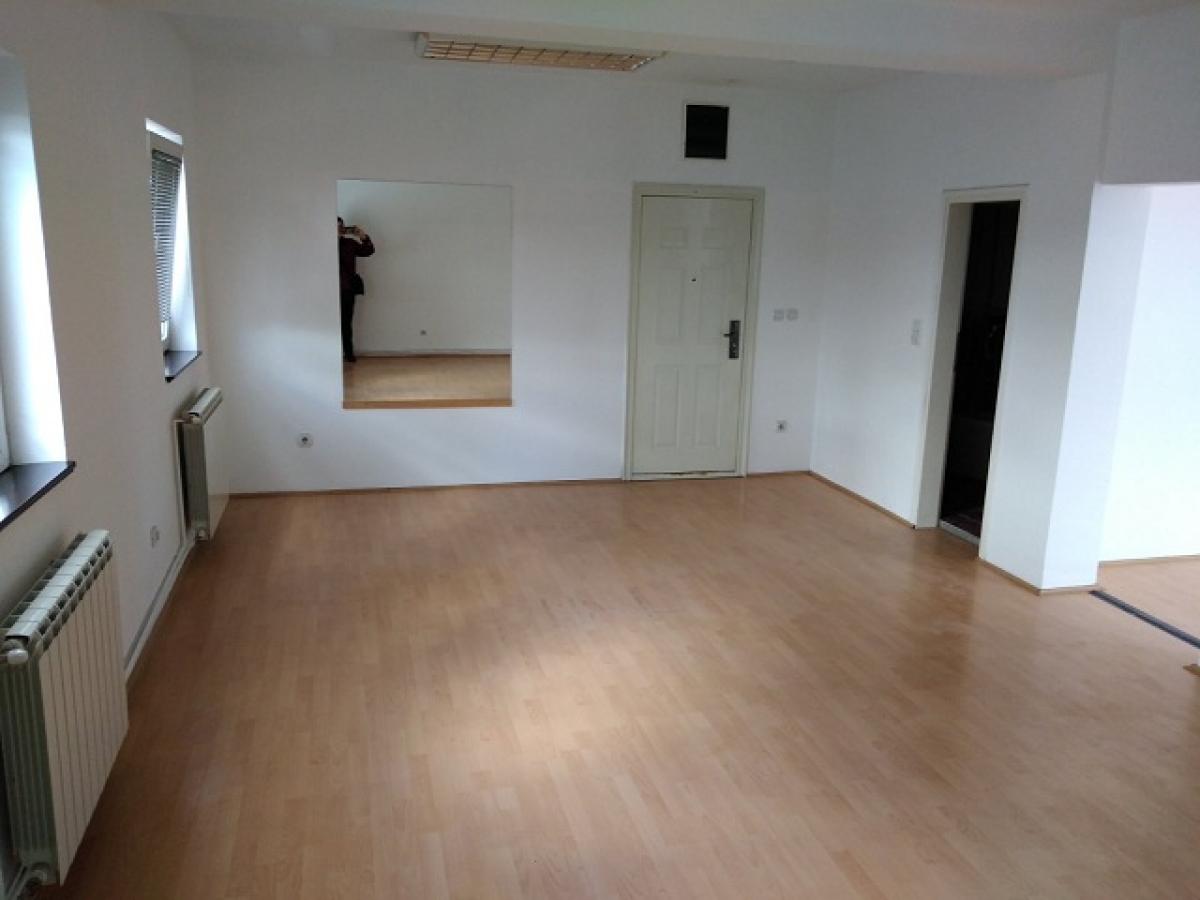 ZEMUN ALTINA 140m2 , 800e