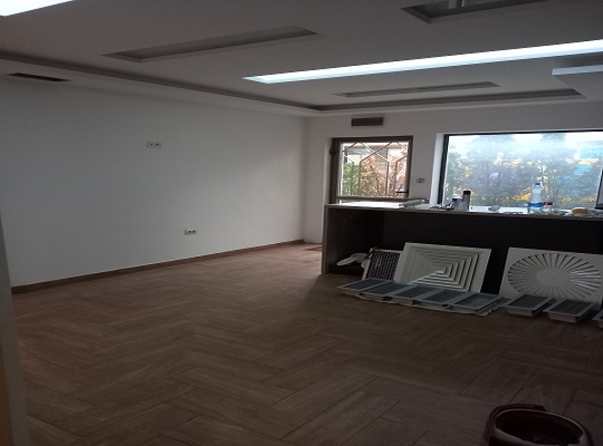 VOZDOVAC LEKINO BRDO 180m2 , 1300e