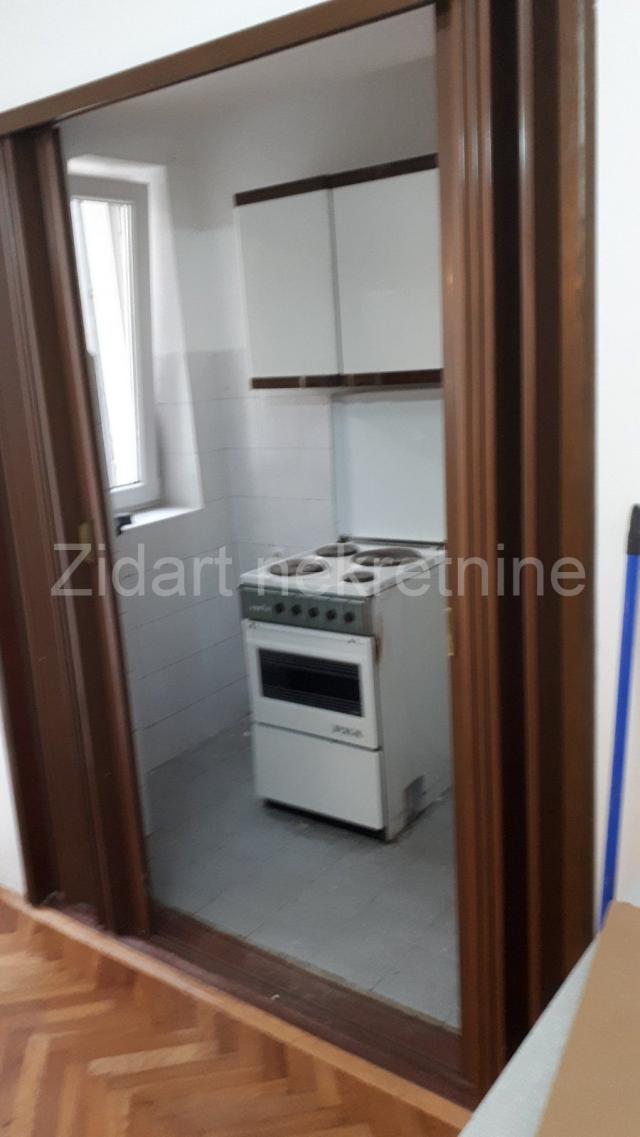 Zemun, centar, dvosoban stan od 63m2