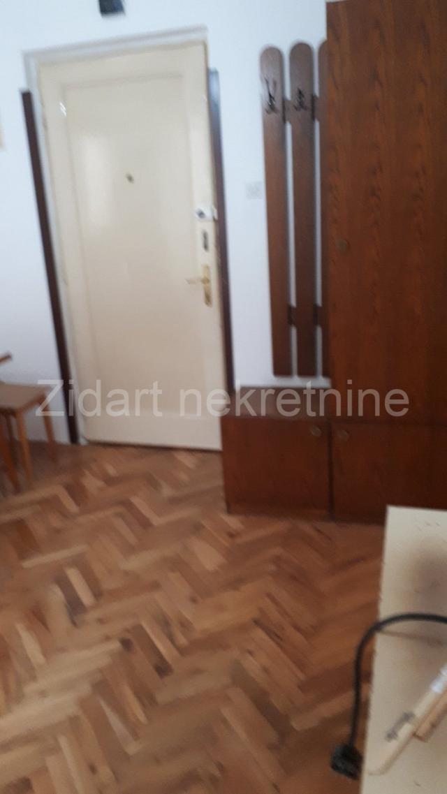 Zemun, centar, dvosoban stan od 63m2