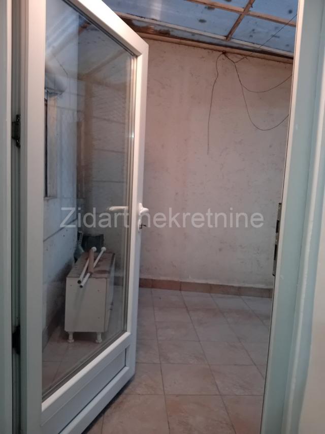 Zemun, centar, dvosoban stan od 63m2