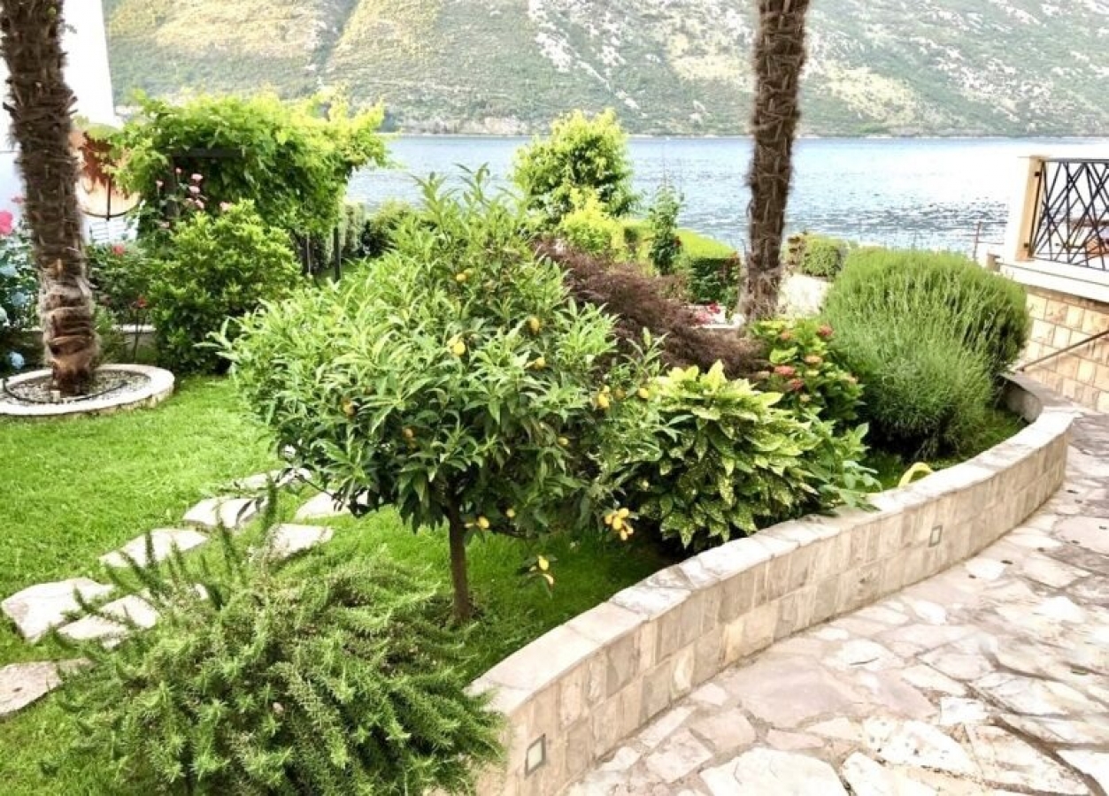 Na prodaju luksuzna vila Stoliv, Kotor