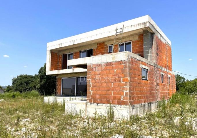 Labin, surroundings, roh-bau house near the sea