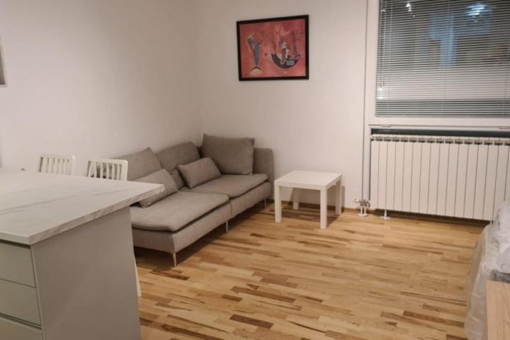 Rijeka, Zamet, moderan dvosoban stan NKP 56, 17 m2, garaža, spremište