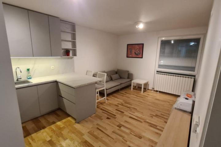 Rijeka, Zamet, moderan dvosoban stan NKP 56, 17 m2, garaža, spremište