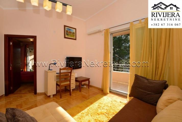 Two-bedroom apartment near the waterfront in Kumbor Boka Bay