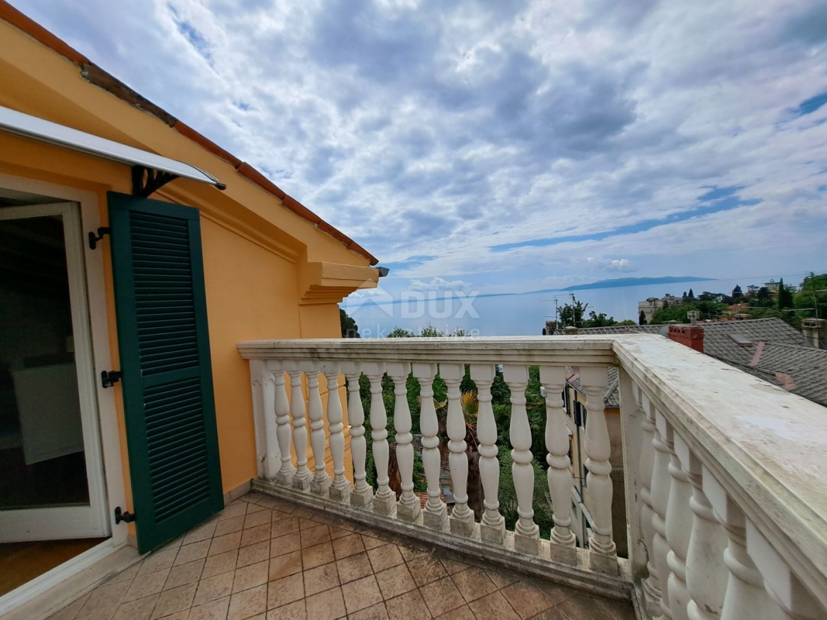 OPATIJA, VOLOSKO - apartment of 60 m2, second row to the sea with a terrace and a view