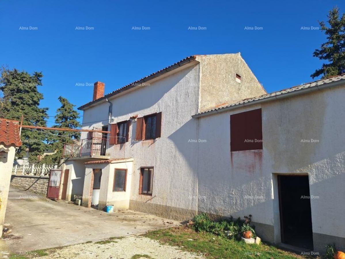 House A stone house with a barn and yard for sale, near Kanfanar!