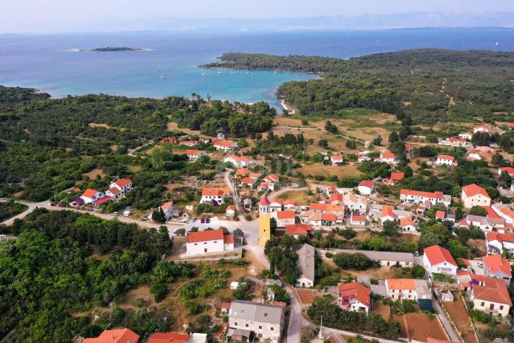 OTOK MOLAT - Jedinstvena dvojna kuća s bazenom u srcu mjesta Molat