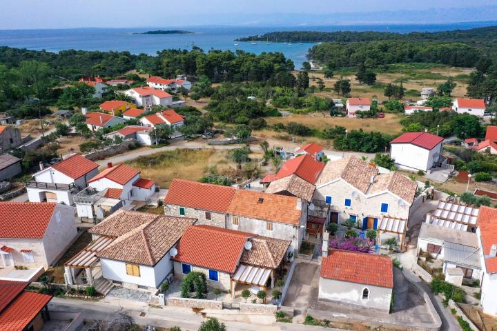 OTOK MOLAT - Jedinstvena dvojna kuća s bazenom u srcu mjesta Molat