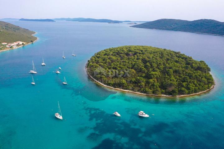 OTOK MOLAT - Jedinstvena dvojna kuća s bazenom u srcu mjesta Molat