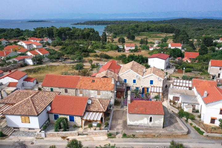 OTOK MOLAT - Simpatična kuća u blizini mora u srcu mjesta Molat