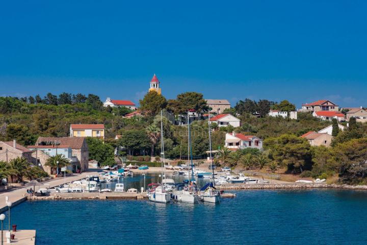 OTOK MOLAT - Simpatična kuća u blizini mora u srcu mjesta Molat