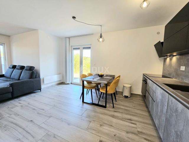 ISTRIEN, PULA, VELI VRH – Luxuriöse 2BR+DB-Wohnung im Erdgeschoss von Novogardnje mit Garten