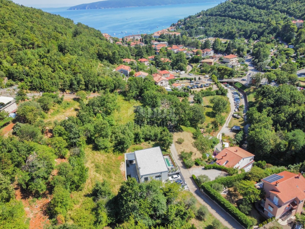 OPATIJA, MOŠĆENIČKA DRAGA – prekrasna vila s bazenom okružena zelenilom, samo 650 metara od plaže