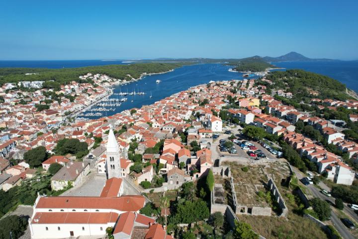 Mali Lošinj - stan u centru s vlastitom okućnicom