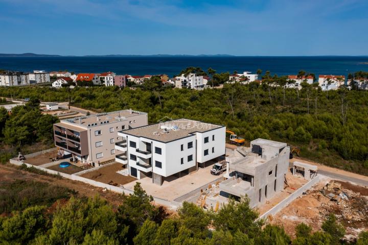 DVOSOBAN APARTMAN PRIVLAKA - PRIZEMLJE - 200M OD MORA - LIFT