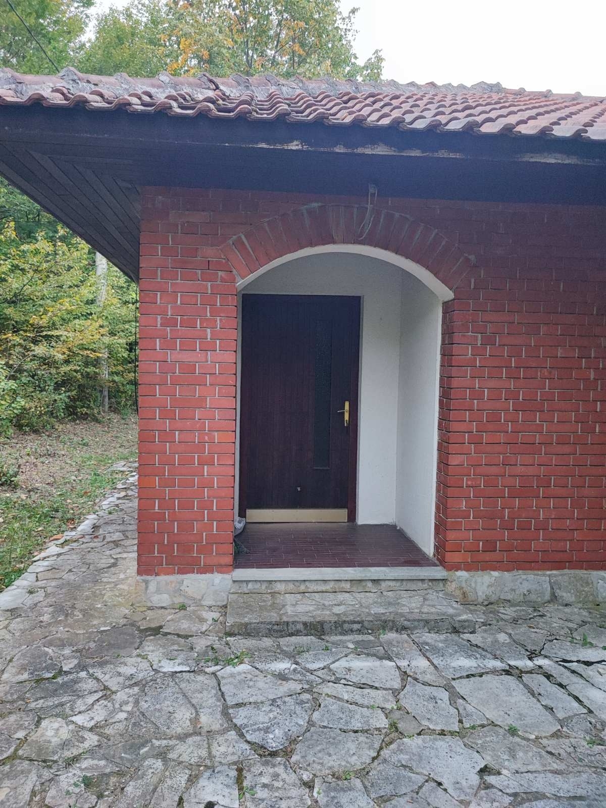 Plac sa objektom u Brusnici pored Gornjeg Milanovca