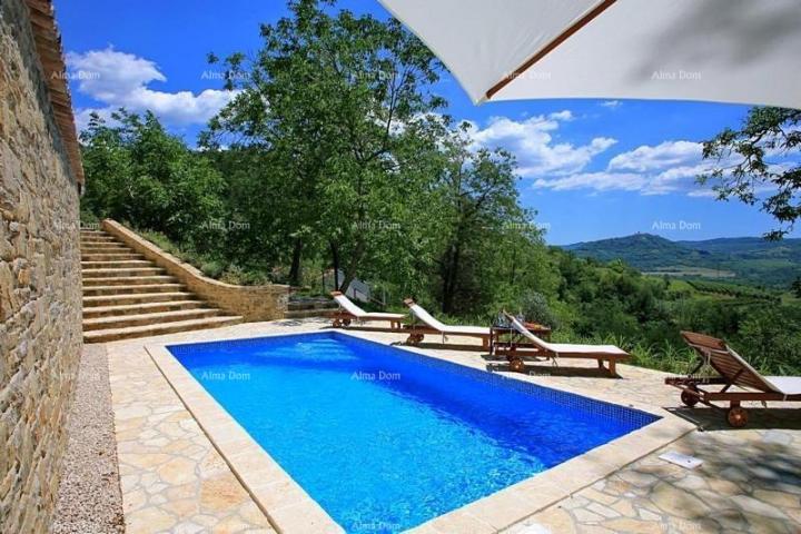 Haus Steinhaus mit Pool und Panoramablick.