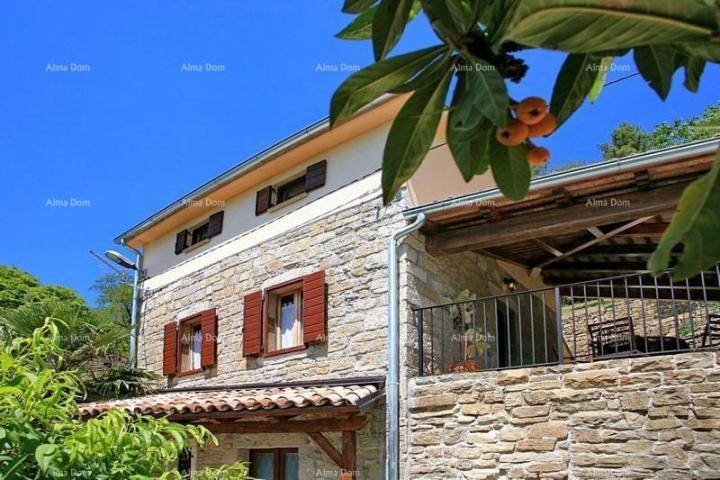 Haus Steinhaus mit Pool und Panoramablick.