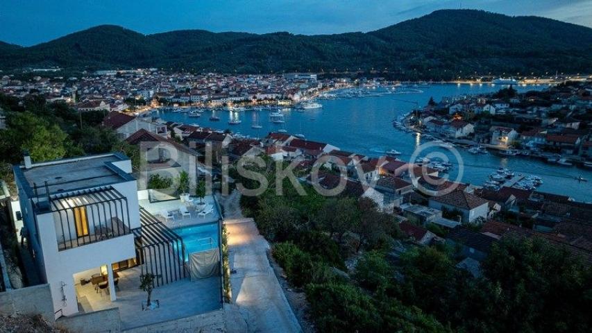 Korčula, prodaja, vila, bazen, 2 garaže, otvoren pogled