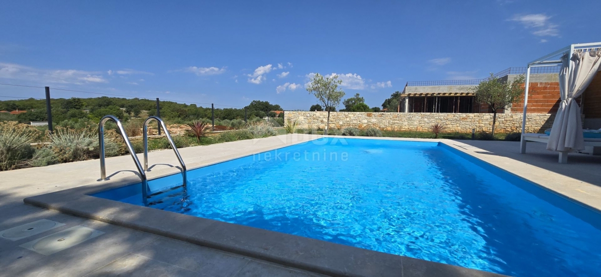 ISTRIEN, ROVINJ – Neu gebaute Villa mit Swimmingpool und zusätzlicher Wohnung, am Rande des Dorfes