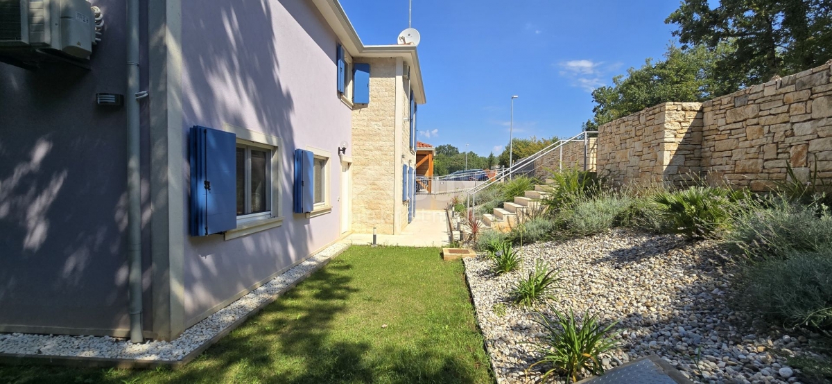 ISTRIEN, ROVINJ – Neu gebaute Villa mit Swimmingpool und zusätzlicher Wohnung, am Rande des Dorfes