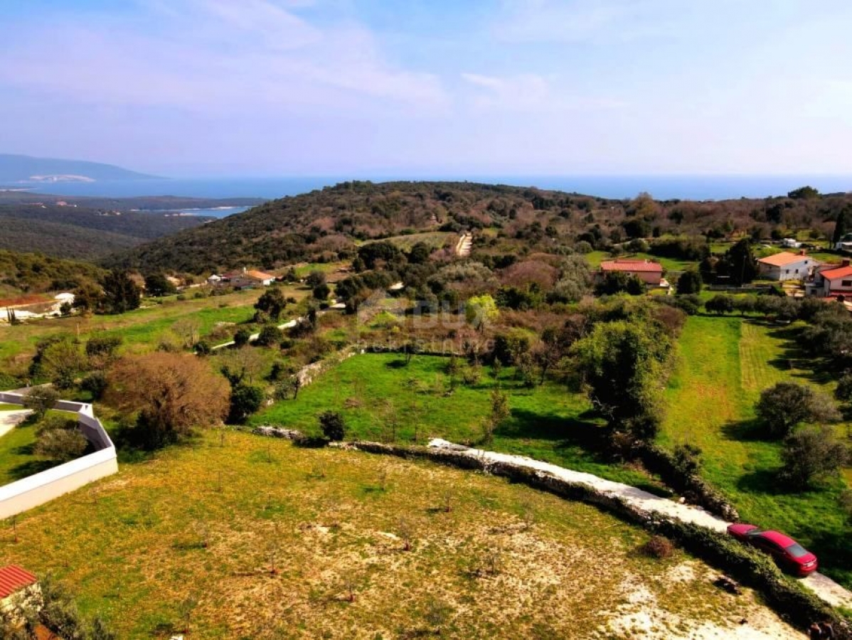 ISTRA, KAVRAN - Građevinsko zemljište s građevinskom dozvolom - POGLED NA MORE!!