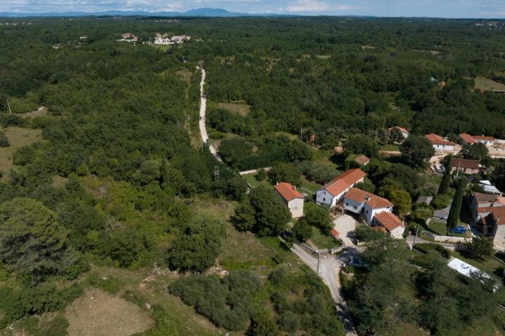 Istra, Višnjan, građevinsko zemljište s pravomoćnom građevinskom dozvolom