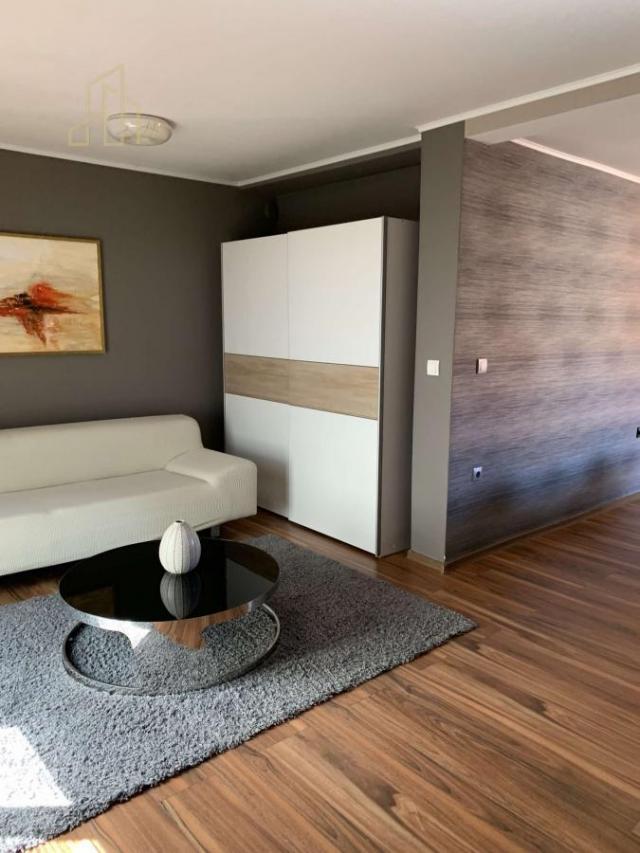 Odmah useljivo trosobnan apartman na savršenoj lokaciji