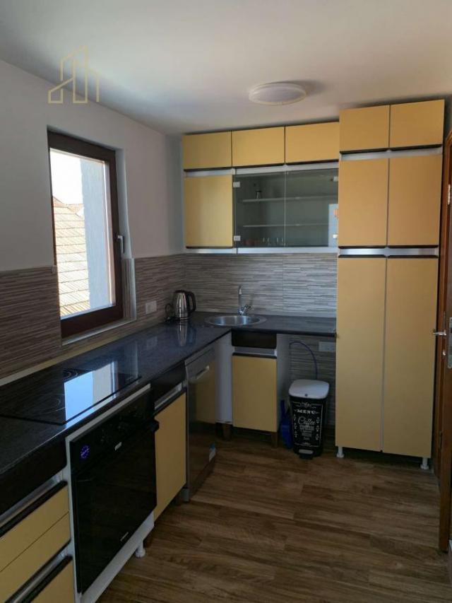 Odmah useljivo trosobnan apartman na savršenoj lokaciji