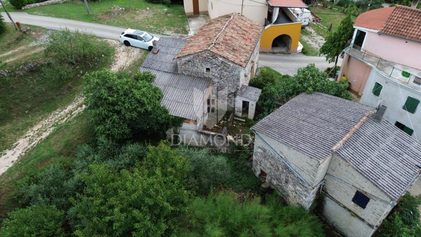 Pićan, surroundings, stone house for adaptation