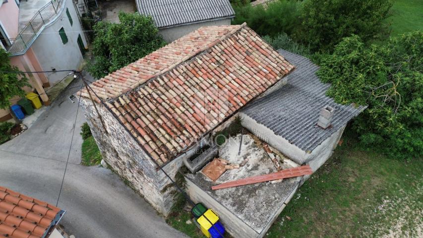 Pićan, surroundings, stone house for adaptation