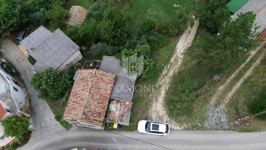 Pićan, surroundings, stone house for adaptation