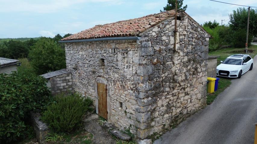 Pićan, surroundings, stone house for adaptation