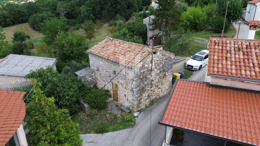 Pićan, Umgebung, Steinhaus zur Anpassung