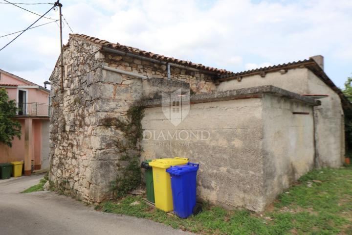 Pićan, Umgebung, Steinhaus zur Anpassung