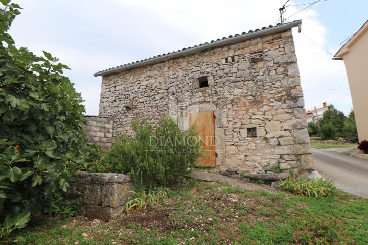 Pićan, surroundings, stone house for adaptation