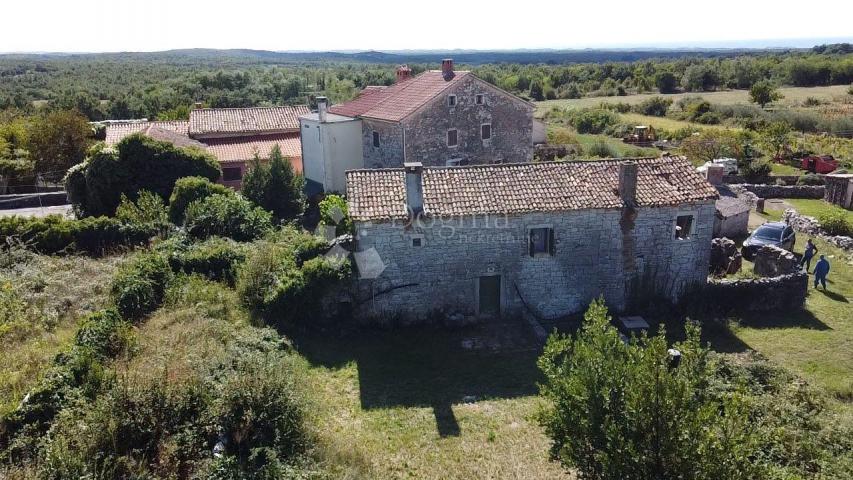 Kamena starina sa građevinskim terenom