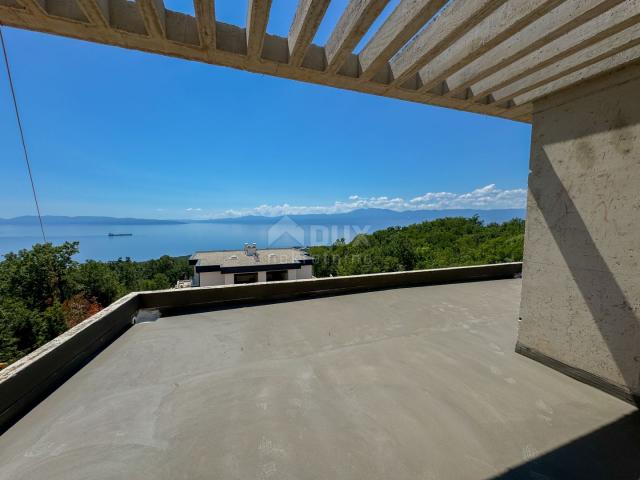 RIJEKA, KOSTRENA – exklusive Doppelhaus-Villa mit Infinity-Pool, Garage, Garten, Panoramablick auf d