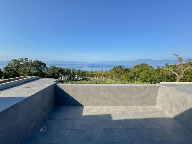 RIJEKA, KOSTRENA – exklusive Doppelhaus-Villa mit Infinity-Pool, Garage, Garten, Panoramablick auf d