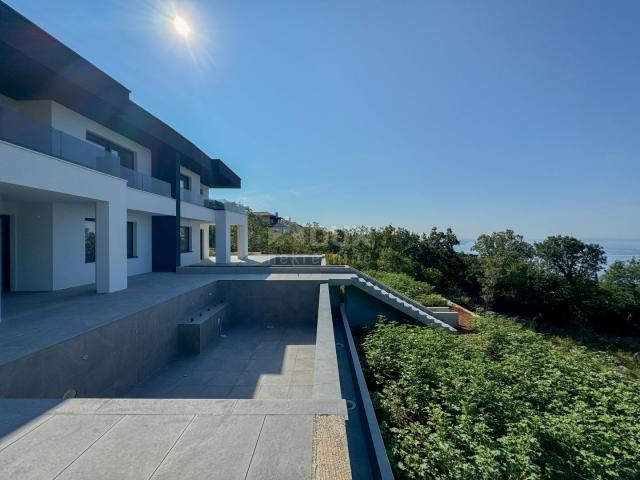 RIJEKA, KOSTRENA – exklusive Doppelhaus-Villa mit Infinity-Pool, Garage, Garten, Panoramablick auf d