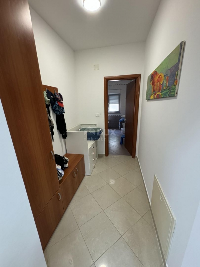 VIŠKOVO, MARINIĆI - Wohnung, 2 Schlafzimmer + Badezimmer + Taverne 55 m2, Garten!!!