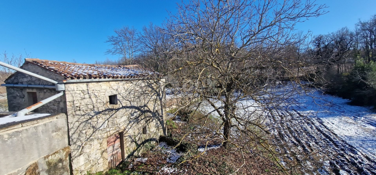 ISTRIA, PIĆAN - Stone house with building plot