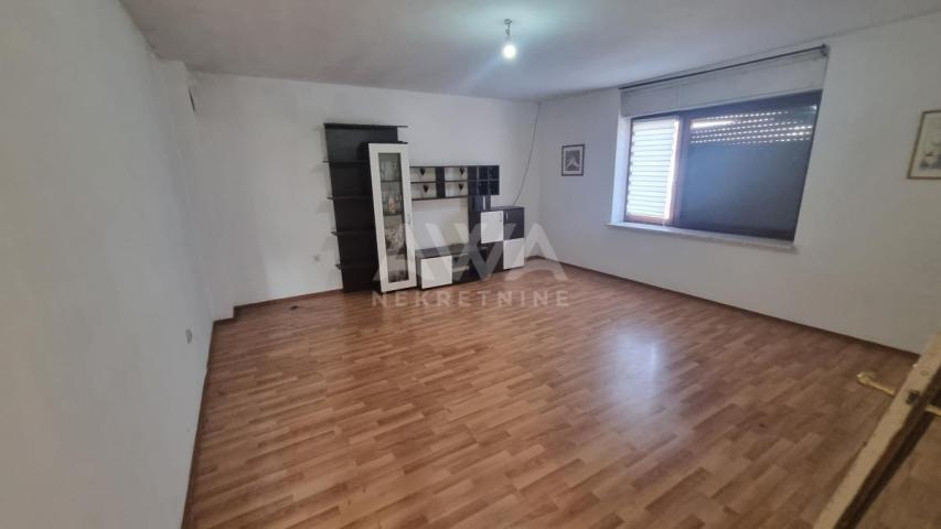 Sonta. Velika kuća 253m2, plac 6ar