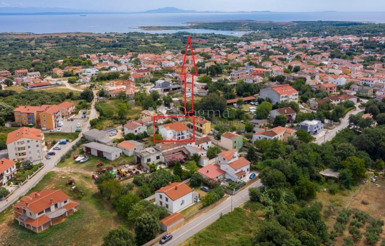  Atraktivna villa sa 2 stana na mirnoj lokaciji - 1, 5 km od mora