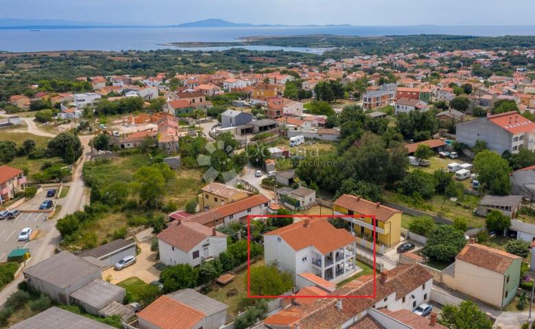  Atraktivna villa sa 2 stana na mirnoj lokaciji - 1, 5 km od mora